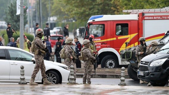 Soldaten und Polizisten arbeiten am Ort eines Selbstmordattentats im Herzen der türkischen Hauptstadt Ankara. © Mustafa Kaya/XinHua/dpa 