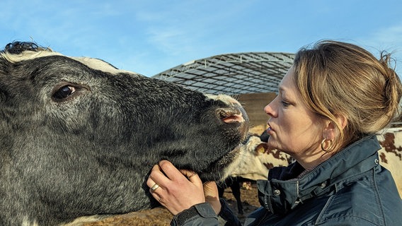 Landwirtin Anna Butz mit einer Kuh. © NDR Foto: Astrid Kühn