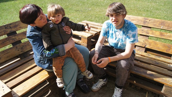 Anna Kvashuk mit ihrer Mutter und ihrem Sohn. © NDR/Astrid Wulf Foto: Astrid Wulf