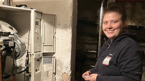 Anni Koch, Anlagenmechanikerin für Sanitär-, Heizung- und Klimatechnik, beim Warten einer Gasheizung © NDR Foto: Ines Burckhardt