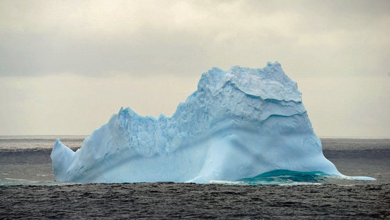 Ein Eisberg im südlichen Ozean der Antarktis. © Liu Shiping/XinHua/dpa 