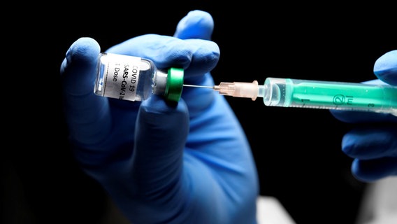 Ein Impfstoff gegen Covid19 wird steril in eine Spritze aufgezogen. © imago images/Laci Perenyi Foto: imago images/Laci Perenyi