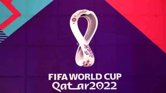 Der Schriftzug der diesjährigen Fußball-WM der Männer, gesehen in der katarischen Stadt Doha © picture alliance / ASSOCIATED PRESS | Keita Iijima Foto:  Keita Iijima
