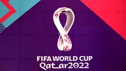 Der Schriftzug der diesjährigen Fußball-WM der Männer, gesehen in der katarischen Stadt Doha © picture alliance / ASSOCIATED PRESS | Keita Iijima Foto:  Keita Iijima