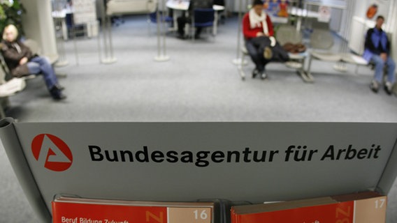 In der Bundesagentur für Arbeit in Nürnberg sitzen ein paar Wartende © dpa 