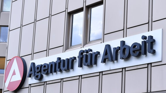 Ein Gebäude mit der Aufschrift "Agentur für Arbeit" und dem Logo der Budnesagentur für Arbeit. © picture alliance/dpa/Revierfoto | Revierfoto 
