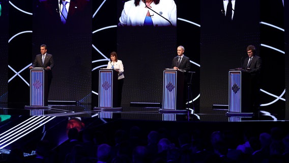 Die Präsidentschaftskandidaten Sergio Massa für die Regierungspartei, Patricia Bullrich( Koalition "United for Change"), Juan Schiaretti( "Hacemos por nuestro país") und Javier Milei (Koalition "Liberty Advances") stehen hinter ihren Podien während einer Debatte (v.l.n.r.) Die Präsidentschaftskandidaten Sergio Massa für die Regierungspartei, Patricia Bullrich( Koalition "United for Change"), Juan Schiaretti( "Hacemos por nuestro país") und Javier Milei (Koalition "Liberty Advances") stehen hinter ihren Podien während einer Debatte (v.l.n.r.) © picture alliance Foto: Tomas F. Cuesta
