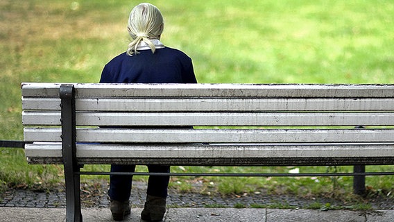 Eine alte Frau sitzt auf einer Parkbank. © picture-alliance/ ZB Foto: Arno Burgi