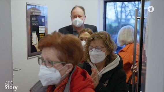 Mehrere Patienten betreten eine Arztpraxis. © NDR 