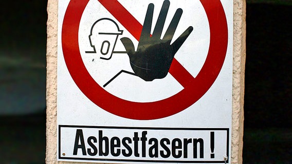 Warnschild vor Asbestfasern © dpa / picture-alliance Foto: Frank Rumpenhorst