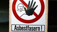 Warnschild vor Asbestfasern © dpa / picture-alliance Foto: Frank Rumpenhorst