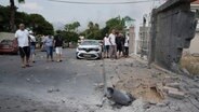 Israel, Aschkelon: Israelis betrachten Schäden, die durch Raketenbeschuss aus dem Gazastreifen angerichtet wurden. © dpa Bildfunk 