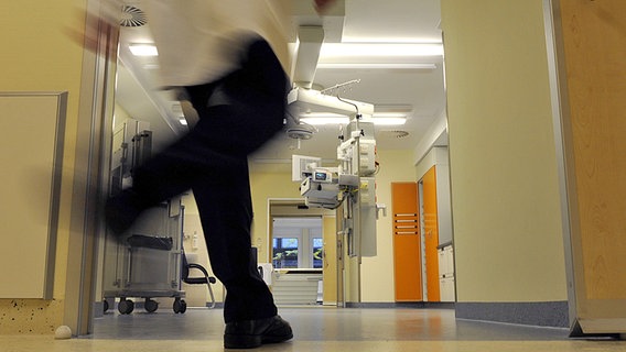 Mann läuft in die zentrale Notaufnahme der Asklepios-Klinik Altona in Hamburg. Mann läuft in die zentrale Notaufnahme der Asklepios-Klinik Altona in Hamburg. © dpa - Bildfunk Foto: Marcus Brandt