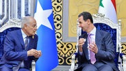 Dieses von der offiziellen Nachrichtenagentur von Saudi Arabien veröffentlichte Foto zeigt Baschar al-Assad (r.), Präsident von Syrien, bei einem Treffen mit Ahmed Aboul Gheit, Generalsekretär der Arabischen Liga, vor dem 32. Arabischen Gipfel. © Mosa Al Kathami/Saudi Press Agency/dpa 