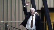 WikiLeaks-Gründer Julian Assange winkt nach der Landung auf dem RAAF-Luftwaffenstützpunkt Fairbairn in Canberra. © picture alliance/dpa/AP | Rick Rycroft Foto: Rick Rycroft