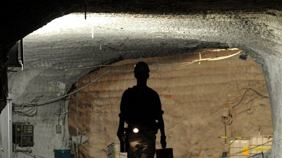 Ein Mitarbeiter des Atommülllagers Asse durchschreitet eine Kammer des Bergwerkes © dpa Foto: Jochen Lübke