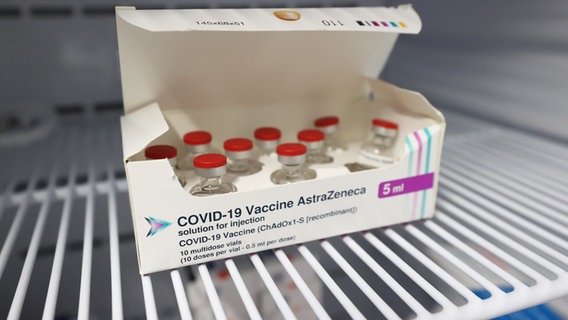 Der Impfstoff, der von der Universität Oxford und dem Pharmakonzerns Astrazeneca produziert wird, liegt in einem Kühlschrank in einem geöffneten Karton.  Foto: Liam Mcburney/PA Wire/dpa