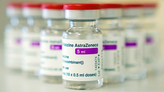 Fläschchen mit dem Impfstoff von AstraZeneca  