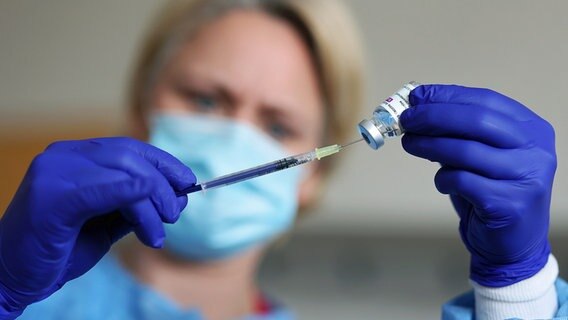Impfung mit AstraZeneca. © dpa bildfunk Foto: Ronny Hartmann