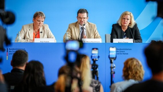 29.08.2024, Berlin: Nancy Faeser (SPD, r), Bundesministerin für Inneres und Heimat, Marco Buschmann (FDP), Bundesminister der Justiz, und Anja Hajduk (Bündnis 90/Die Grünen), Staatssekretärin im Bundeswirtschaftsministerium, stellen ein Sicherheitspaket nach der Messerattacke von Solingen vor. © dpa Foto: Kay Nietfeld