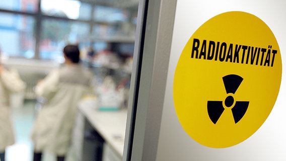 Warnung vor Radioaktivität © dpa Foto: Gero Breloer