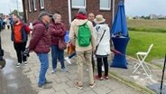NDR Info Redaktionsleiter Mario Schmidt (2. v.r.) im Gespräch mit Nutzerinnen und Nutzern des NDR © NDR 