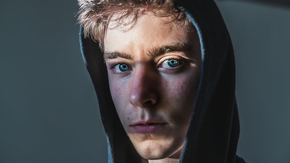 Ein Jugendlicher mit blauen Augen blickt intensiv in die Kamera © photocase.de Foto: Armin Staudt-Berlin