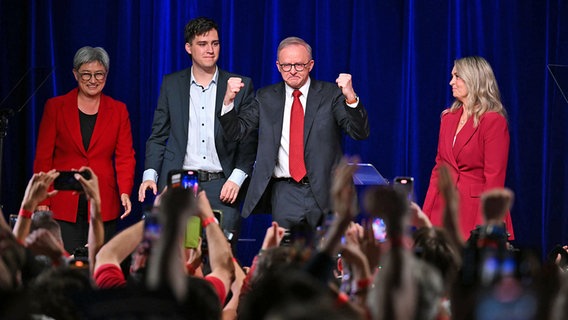 Australiens Premierminister Anthony Albanese feiert auf einer Bühne den Sieg seiner Laborpartei bei der Parlamentswahl. © dpa-Bildfunk/AAP Foto: Dean Lewins