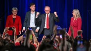 Australiens Premierminister Anthony Albanese feiert auf einer Bühne den Sieg seiner Laborpartei bei der Parlamentswahl. © dpa-Bildfunk/AAP Foto: Dean Lewins
