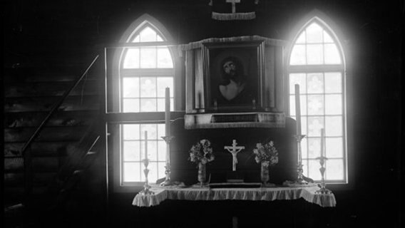 Der Altar der von deutschen Auswanderern errichteten St. Pauls-Kirche in Upper Moutere in Neusseland © Alexander Turnbull Library, Wellington, New Zealand. Foto: unbekannt