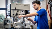 Auszubildender zum Umwelttechnologen für Wasserversorgung an der Metall-Werkbank. © Imago Foto: Martin Möller