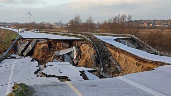 In beiden Fahrbahnen der A 20 klafft bei Tribsees ein großes Loch. © NDR Foto: Stefan Tretropp