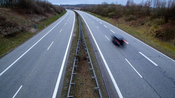 Ein einzelnes Auto ist auf der Ostsee-Autobahn A20 bei Bobitz zu sehen. © dpa Foto: Jens Büttner