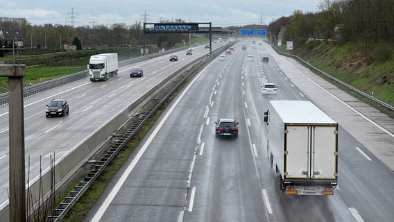 Autos und Lastwagen auf einer Autobahn © dpa-Bildfunk Foto: Christian Flohr/dpa