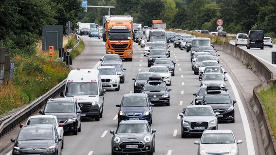 Reiseverkehr auf der A1 in Hamburg. © Markus Scholz/dpa 