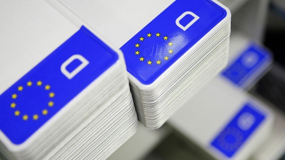 Nummernschild-Rohlinge mit Euro-Kennzeichen und dem "D" für Deutschland liegen gestapelt in einem Regal. © picture alliance / dpa Foto: David Ebener
