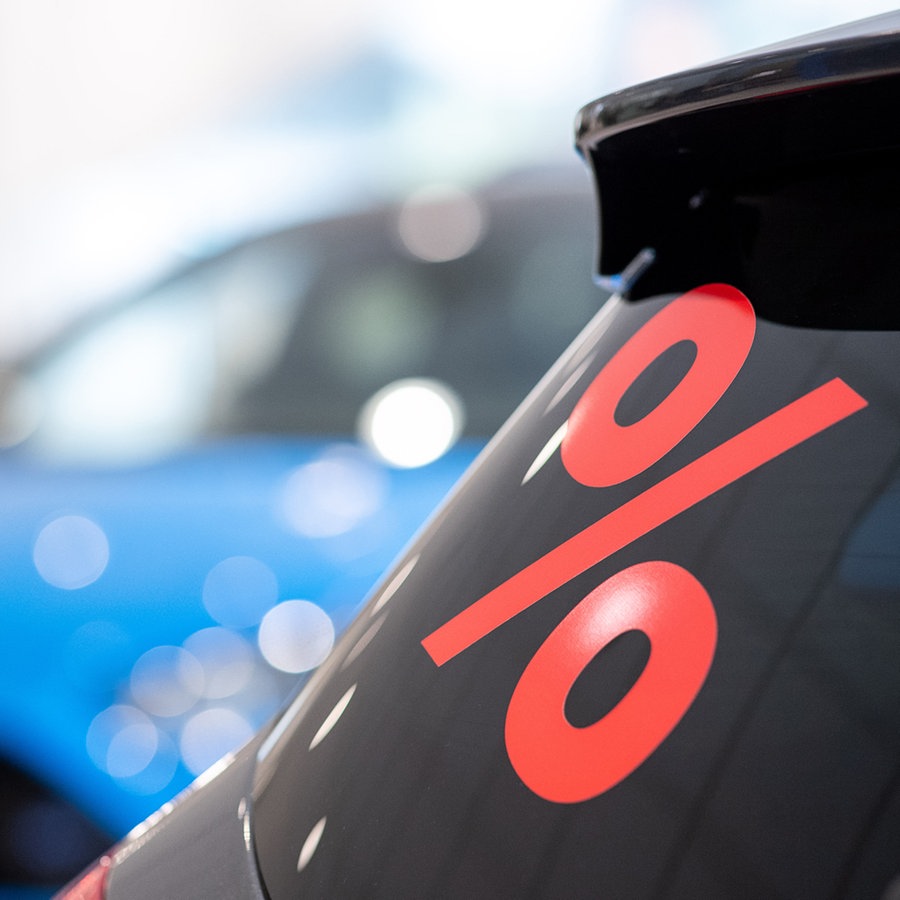 Ein Prozentzeichen klebt auf der Windschutzscheibe eines Autos im Autohaus. © picture alliance/dpa Foto: Sebastian Gollnow