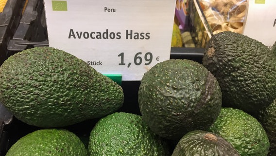Mehrere Avocados liegen in einem Supermarkt-Regal. © NDR Foto: Claudia Plaß