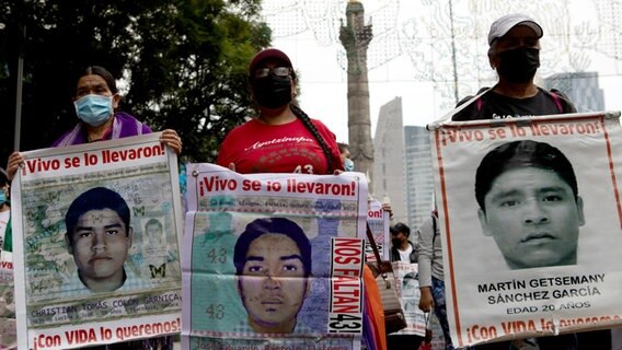 Demonstranten nehmen an einer Demonstration für Gerechtigkeit für die 43 verschwundenen Ayotzinapa-Studenten teil. © Jacky Muniello/dpa 