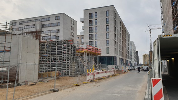 Im Baakenhafen in der Hamburger Hafencity stehen einige neugebaute Häuser.  Foto: Nicolas Lieven