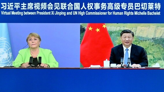 Auf diesem von der Nachrichtenagentur Xinhua veröffentlichten Foto sieht man den chinesischen Präsidenten Xi Jinping bei einem virtuellen Treffen mit der UN-Hochkommissarin für Menschenrechte, Michelle Bachelet. © Xinhua/dpa 