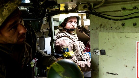 Der Fahrer eines gepanzerten Mannschaftstransportwagens (YPR-765) der 57. motorisierten Brigade der ukrainischen Streitkräfte in Bachmut. © Michael Brochstein/ZUMA Press Wire/dpa 