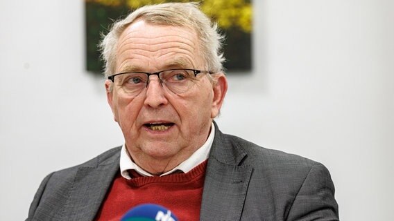 Till Backhaus (SPD), Landwirtschaftsminister Mecklenburg-Vorpommerns, sitzt auf einem Podium und spricht in ein Mikrofon. © dpa bildfunk Foto: Markus Scholz