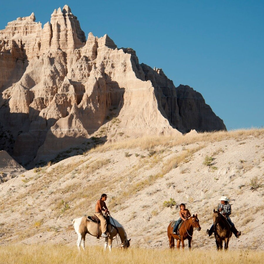 Lakota Indianer in den  Badlands von South Dakota, USA © WDR / mauritius images Foto: John Warburton-Lee