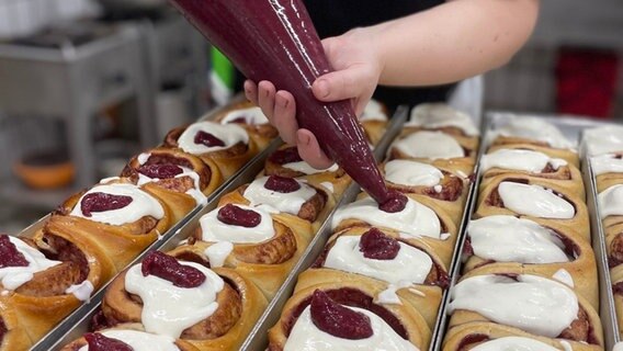 Eine Person arbeit in der Konditorei der Bäckerei Göing. © Bäckerei Göing 