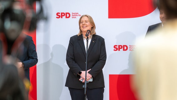 Bundesarbeitsministerin Bärbel Bas (SPD) spricht bei einer Pressekonferenz. © Christophe Gateau/dpa 