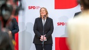 Bundesarbeitsministerin Bärbel Bas (SPD) spricht bei einer Pressekonferenz. © Christophe Gateau/dpa 