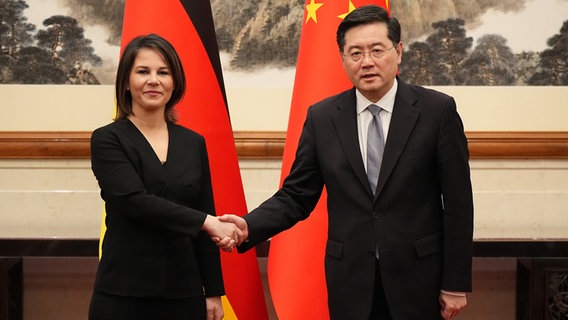 Außenministerin Annalena Baerbock (Bündnis 90/Die Grünen) und der chinesische Außenminister Qin Gang geben sich die Hand. © dpa bildfunk Foto: Soeren Stache