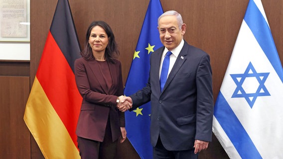 Israels Premierminister Benjamin Netanjahu (r) begrüßt die deutsche Außenministerin Annalena Baerbock (Bündnis 90/Die Grünen) vor einem gemeinsamen Treffen. © Ilia Yefimovich/dpa 