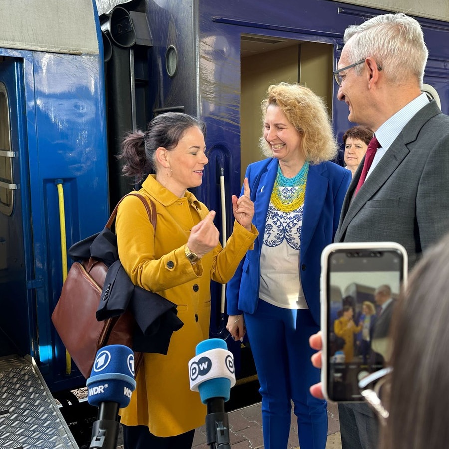 Außenministerin Annalena Baerbock wird bei der Ankunft am Bahnhof Kiew vom deutschen Botschafter Martin Jäger und einer Vertreterin des ukrainischen Protokolls empfangen. © picture alliance/dpa | Foto:  Jörg Blank